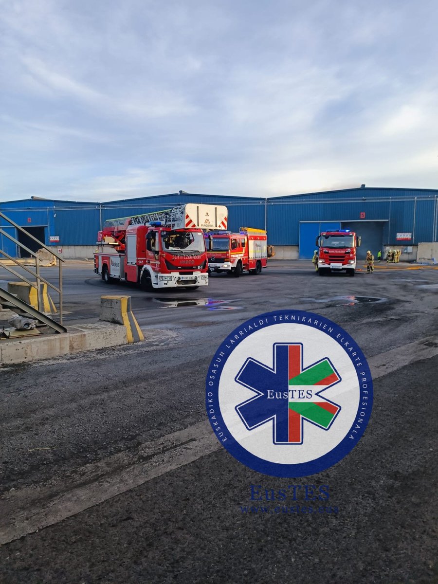 eus_tes's tweet photo. Aviso en @BilbaoPort. Acude en prevencion por incendio VIR con enfermería del servicio medico del puerto, ambulancia SVB de #sanir.ambulancias
Apoya @Policia_ppee, @guardiacivil, @ertzaintzaEJGV. Intervienen @BomberosBizkaia
#TESVisible https://t.co/AMADYRQNxY