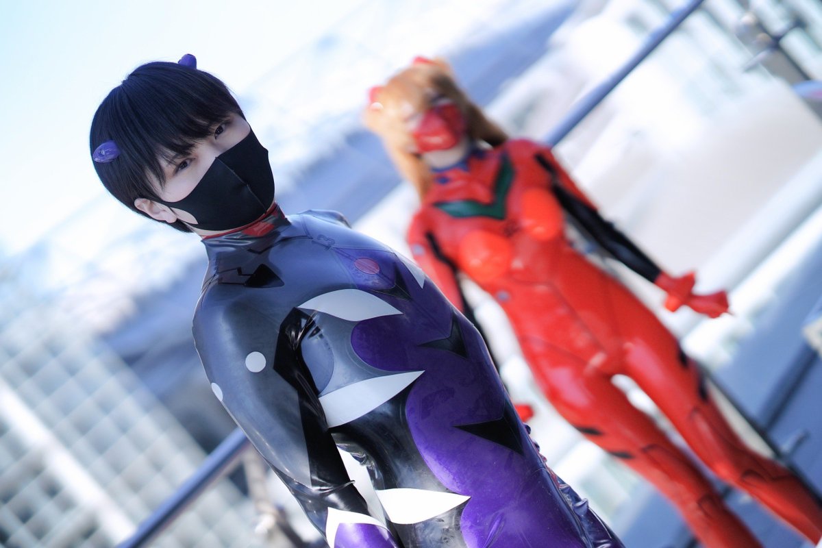 Ro_RiNGO_Tzi's tweet photo. コミケのときの
with後ろで不思議そうに覗き込むアスカ
#Evangelion
#plugsuits
#cosplay
#C105_コスプレ
#C105_cos
#C105 https://t.co/CEkmIWQOzb