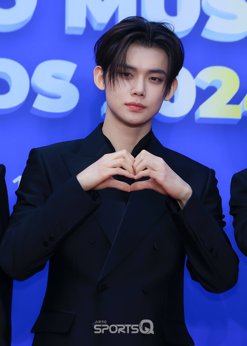 [#포토Q] 250215 연준 ‘32주년 한터뮤직어워즈 2024’ 레드카펫

📌sportsq.co.kr/news/articleVi…

#연준 #YEONJUN
#투모로우바이투게더 #TOMORROW_X_TOGETHER #TXT
#한터뮤직어워즈 #HANTEOMUSICAWARDS #HMA2024