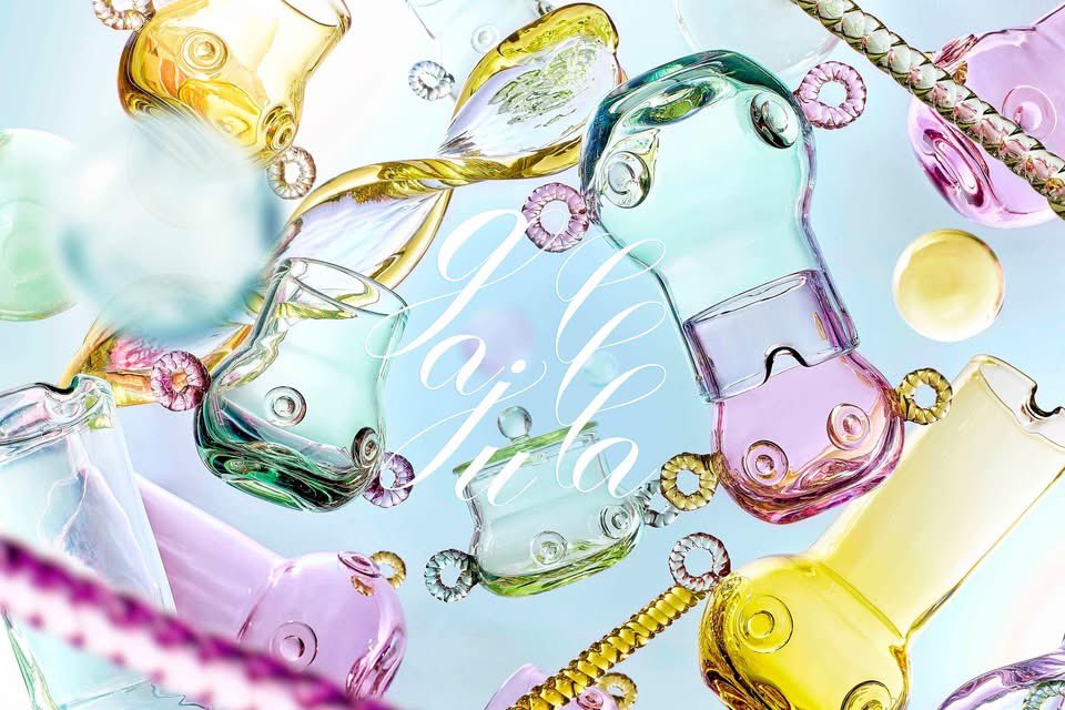 kiwaka340's tweet photo. 卓越した琉球ガラスの職人の技術と沖縄が持つ自然や文化と重ねた作品。
沖縄県糸満市の琉球ガラス工房RGC(琉球ガラス村)さんが大切に守り高めてきた「宙吹き」と手で螺旋状にガラスを仕上げる「綱まき」技法を沖縄の自然の象徴的なガジュマルの木と掛け合わせて命を吹き込まれました。 https://t.co/k2R43UdLYP