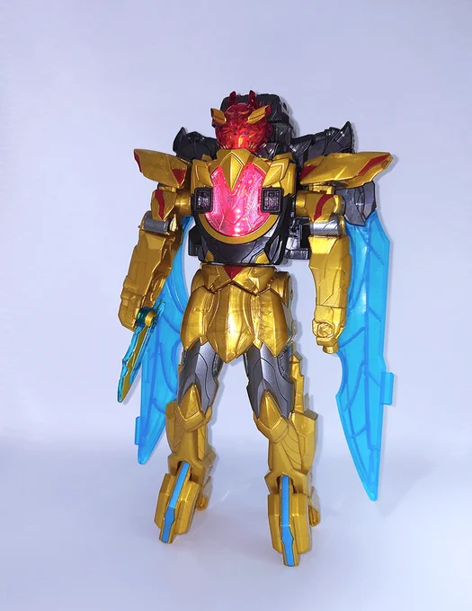 #ゴジュウジャー 買ってきました50周年作品はおもちゃ集めも気合い入ります!変身アイテムと巨大ロボ両方になれるテガソード、楽しい……!!合体音声が鳴っている間に胸が赤く光るので電源押す、配置する、離れてカメラを構える、撮るをスピーディに行う必要がある 私は音速を超えた 