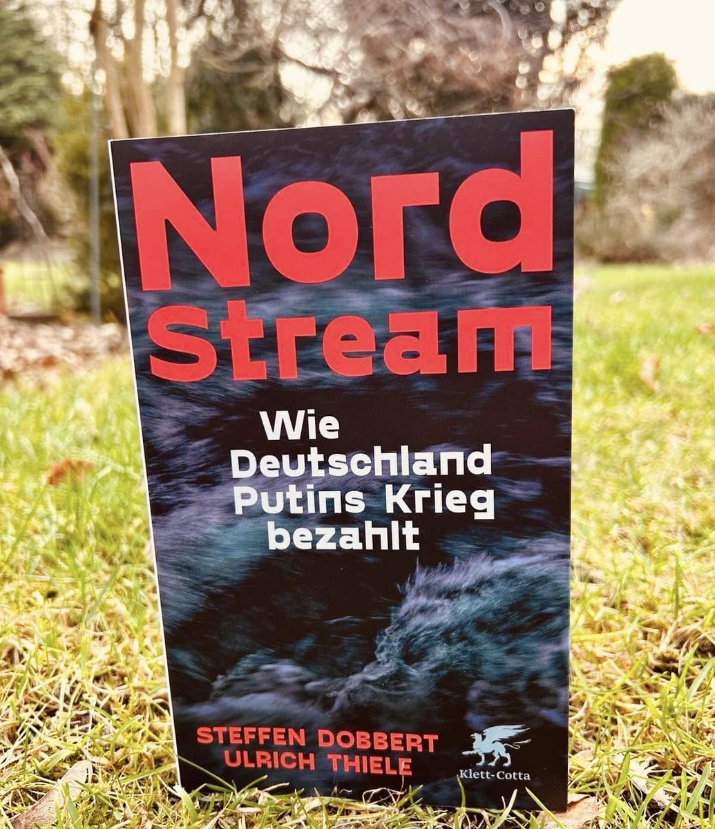 lena4berger's tweet image. 1⃣ „Nord Stream: Wie Deutschland Putins Krieg bezahlt“

Heute erscheint „Nord Stream: Wie Deutschland Putins Krieg bezahlt“ von Steffen Dobbert (@steffendobbert) und Ulrich Thiele (@Ul_thi). 

Warum ich dieses Werk, das ich vorab lesen durfte, schon jetzt für eines der…