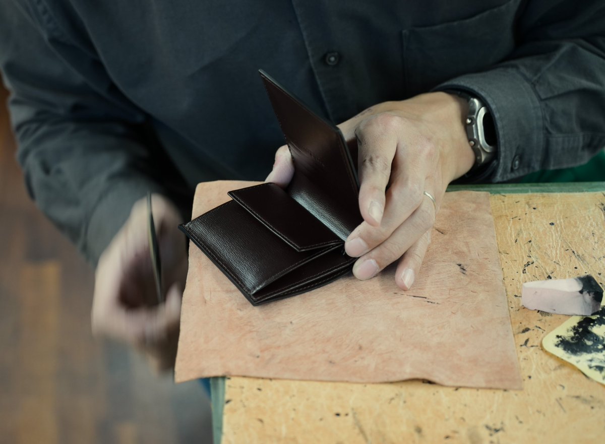 Studio Edition. 
AA26029 コードバン コンパクト財布を製作中。
完成間近です。

#thewarmthcraftsmanufacture
#cordovan
#leather
#horsehide
#Wallet
#bag
#studioedition
#ウォームスクラフツ
#コードバン
#ホースハイド
#財布
#鞄
#バッグ