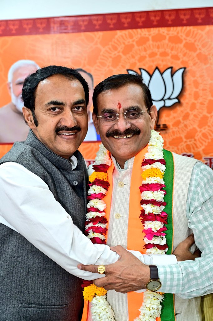 Bpsingh_bjp's tweet photo. आज प्रदेश अध्यक्ष एवं खजुराहो सांसद श्री @vdsharmabjp जी को एक कुशल संगठनकर्ता के रूप में प्रदेश अध्यक्ष के सफलतम 5 वर्ष पूर्ण करने पर शुभकामनाएं दी।
#VDSharma #BJPMP #KhajurahoMP
#5YearsOfSuccess #BJP4India https://t.co/GHEFr7KZ6m