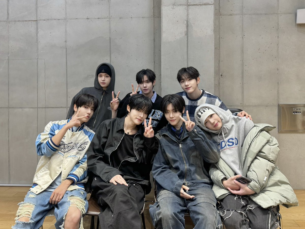 📂 𝗖𝗟𝗢𝗦𝗘 𝗨𝗣❕
└📁 weverse Live | 250215

#CLOSEYOUREYES #클로즈유어아이즈
#클유아 #CYE