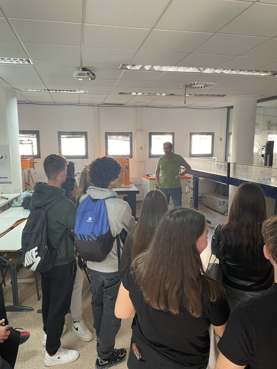 Ayer viernes fue dia de enseñar a l@s alumn@s de los institutos los laboratorios de hidraúlica del grado de ingenieria civil. Siempre es agradable ver a futuros estudiantes de ingenieria, con tanta ilusión y ganas!! <a href="/dic_ua/">dic | Ingeniería Civil UA</a> <a href="/AguaCaminosUA/">AguaCaminosUA</a> #misalumnoslosmejores