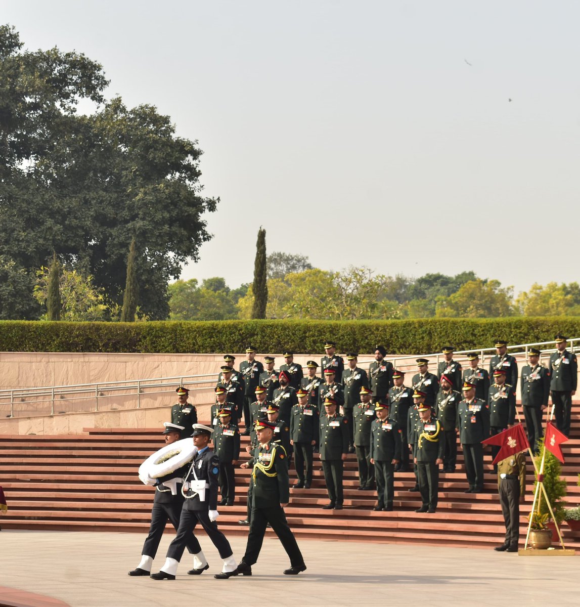 adgpi's tweet photo. On the occasion of Corps Day of the Corps of Signals, a Wreath Laying Ceremony was conducted at the National War Memorial. Lieutenant General Kanwar Vinod Kumar, SO-in-C laid the wreath & paid homage to the Bravehearts on behalf of All Ranks of the Corps of Signals. 

#IndianArmy
#YearofTechAbsorption
#NWM
@DefenceMinIndia 
@SpokespersonMoD 
@HQ_IDS_India