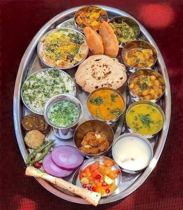 भोजन को कभी भी बर्बाद न करें, क्योंकि यह जरूरतमंदों का अपमान है। 🙏✅
कुछ लोग प्लेट में छोड़ देते हैं और कुछ लोग खाने के लिए तरसते हैं