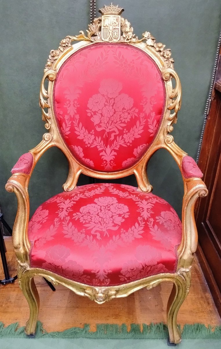 ¡Buenos días! Entre los tesoros que conservamos en la Matritense, destaca el mobiliario histórico de la institución, como este sillón presidencial. ¿Qué os parece?
Podéis verlo en las visitas guiadas a nuestra sede. Para reservar la visita hay que escribir a: visitas@rsemap.es 🏛️