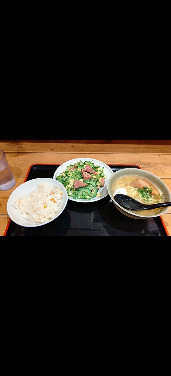 こんばんは！
本日の夕飯はゴーヤチャンプル定食です。窓辺にゴーヤなどのつる性植物を育て、日光を遮り夏の電気代を節約するグリーンカーテンと呼ばれるものがあります。
#SDGs
#環境問題
#グリーンカーテン
#晩御飯
#節電
#定食