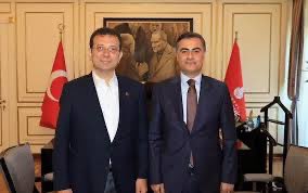“PKK sizi tükürüğü ile boğar” diyen PKK/DEM’li Van belediye başkanı Abdullah Zeydan’ı makamında Atatürk fotoğrafı önünde poz veren CHP’nin İBB ile “ilgili” cumhurbaşkanı adayı Ekrem İmamoğlu, mahkemenin PKK/DEM’li Zeydan hakkındaki mahkumiyet kararından sonra kayyum atanmasına
