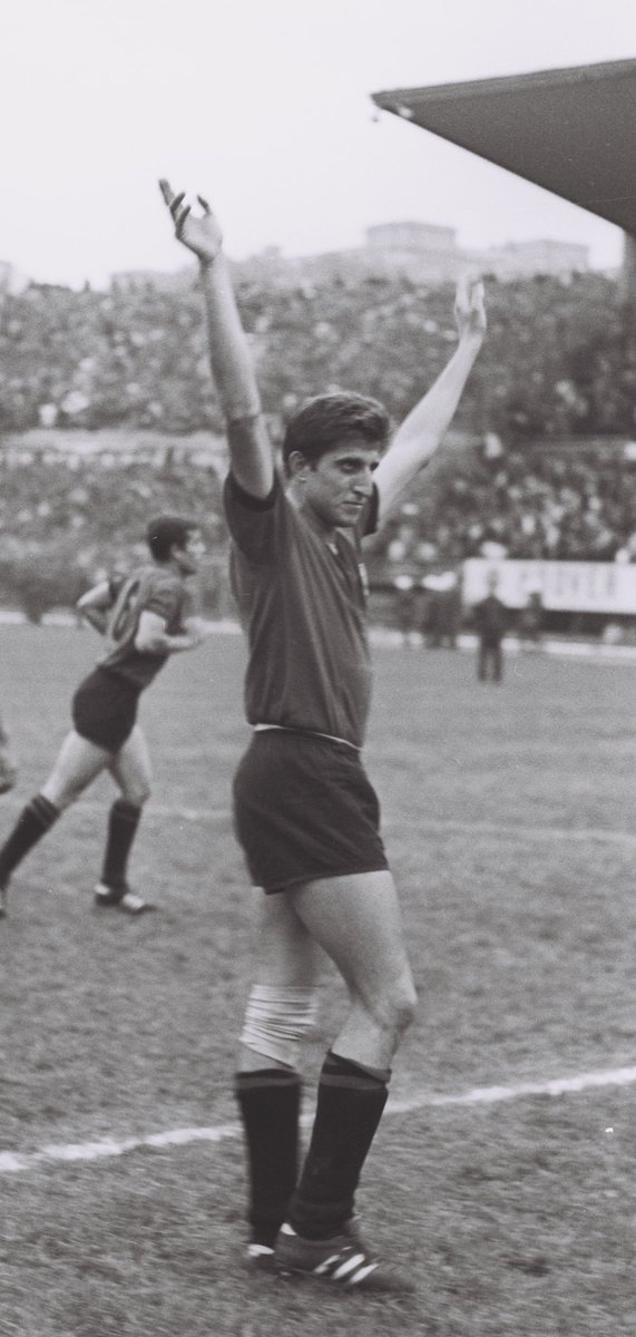 alicandoser's tweet photo. napoli’nin maradona’sı, ajax’in cryuff’ü, brescia’nın baggio’su, cosmos’un pele’si varsa eskieşehirspor’un da fethi heper’i var. ikonik 9 numara, artık profesör ile ölümsüzdür. https://t.co/Ro54g10Qv7