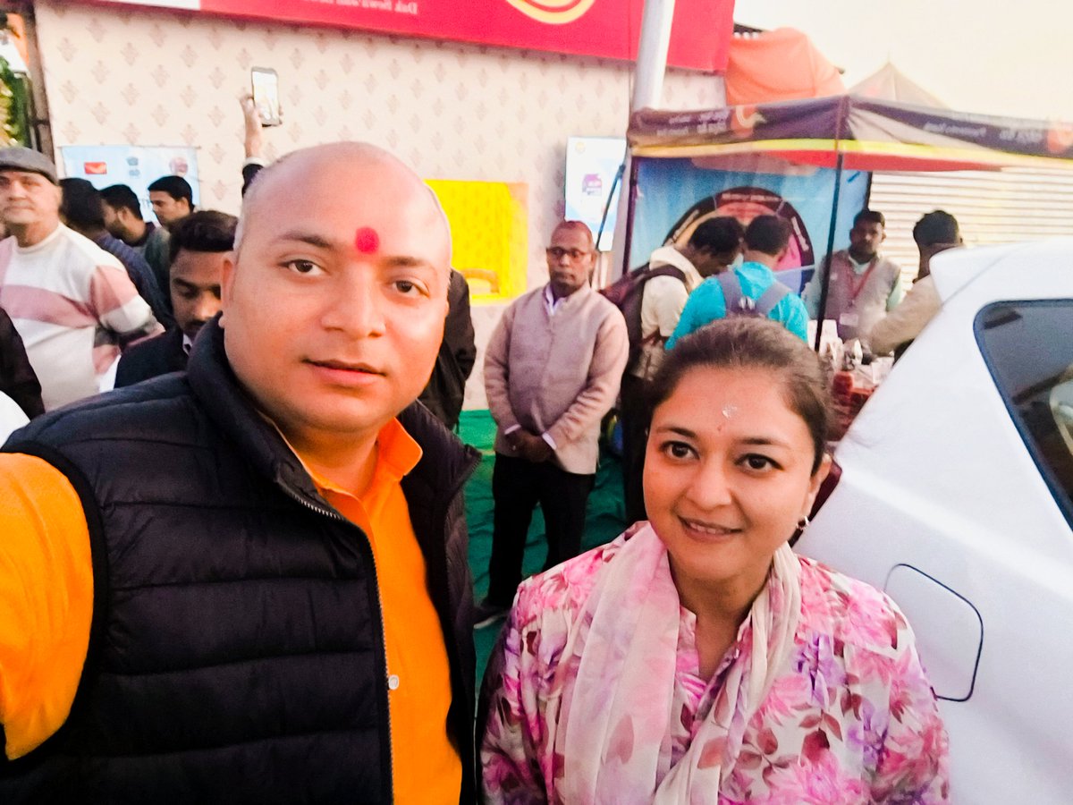 ajayteonthaR's tweet photo. स्नानं कुंभे महापुण्यं, धर्मक्षेत्रे महोत्सवम्।
त्रिवेणी संगमे दिव्यं, मोक्षद्वारं सदा स्मृतम्। प्रयागराज की धरती पर माननीय केंद्रीय मंत्री Maharaj श्री ज्योतिरादित्य सिंधिया जी का एयरपोर्ट पर उनका स्वागत एवं अभिनंदन किया। 
@JM_Scindia https://t.co/28hS1802iO