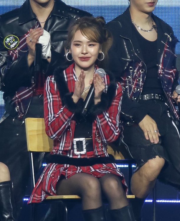 belongtodumoon's tweet photo. THE OUTFITS WUAH https://t.co/n6Vlq894BV