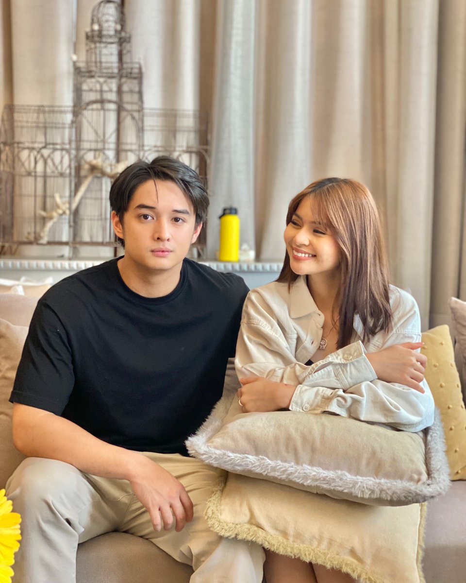 StudioVivaPH's tweet photo. Day 1 shoot ayuda gaming tayo. Anong feeling Clyden ang matitigan ng isang Sam Vera. 💎🤍

Stay tuned sa Viva’s social media pages para lagi kang updated sa Avenues of the Diamond happenings.

#AvenuesOfTheDiamond
#AOTDDay1Shoot
#AubreyCaraan
#LanceCarr
#SaCly
#StudioViva https://t.co/4LLwoTIYSz