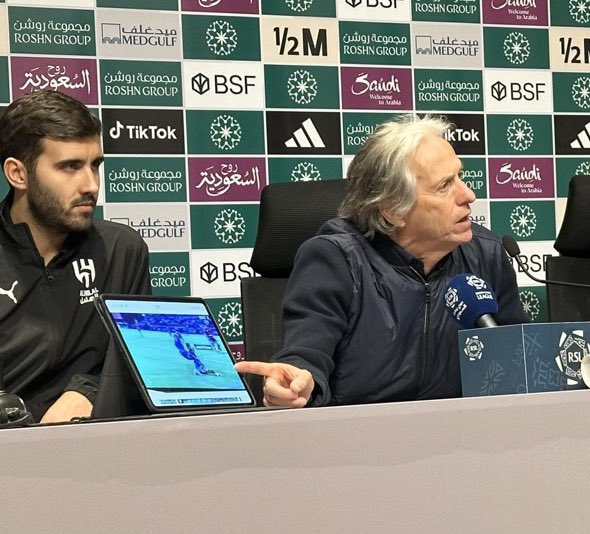 كونترا جاب الجوال وأكلها ايقاف 4 مباريات 🤦🏻‍♂️
طيب خيسوس اللي جاب الآيباد كم بتوقفونه ؟ وإلا النظام يختلف ؟ 😅

يا لجنة الانضباط .. التبرير عندكم !