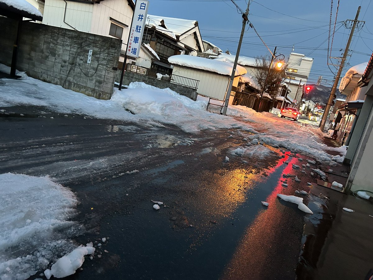 店の前、ここまで綺麗にしておきました👍

氷の道路よ、人の力舐めんなよ！