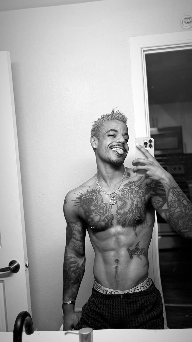 When I’m THE art piece… my own muse. 🎨