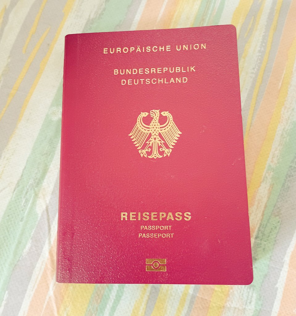 thomson_free's tweet photo. Nach 23 Jahren Aufenthalt hier ist das nun meine dritte Staatsbürgerschaft, aber für mich emotionalste.
Dieses Land war unser Exil nun ist es unsere Heimat.
Diesem Land habe ich unendlich viel zu verdanken.
Stolz. Deutsch. Für immer. #SchwarzRotGold #Deutschland #Stramm https://t.co/TOJ3WmxrXh