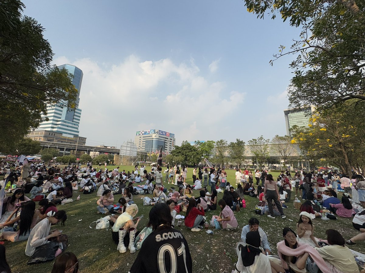 ShopLemoned7824's tweet image. แถวนี้แทบจะเป็นไทยทาวน์ย่อมๆ มารวมตรงนี้ ชอบความทุกคนที่แจกของ ตะโกนว่า “คนไทยค่าาา แจกฟรี” “ คนไทยไหมคะ ฟรีค่าาาา ” 😂🤣😂

#SEVENTEEN_RIGHT_HERE_IN_BKK 
#SVT_RIGHT_HERE_IN_BANGKOK