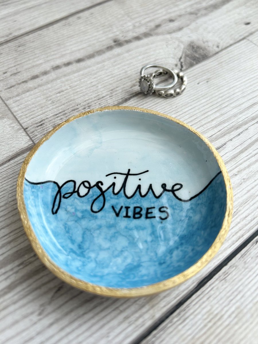 Good vibes inspired handmade trinket dish from #QueenOf winner <a href="/cwadephotoart/">Charlotte Wade</a> 

cwphotoart.etsy.com/listing/173734…

#ukgiftam #ukgifthour #handmade