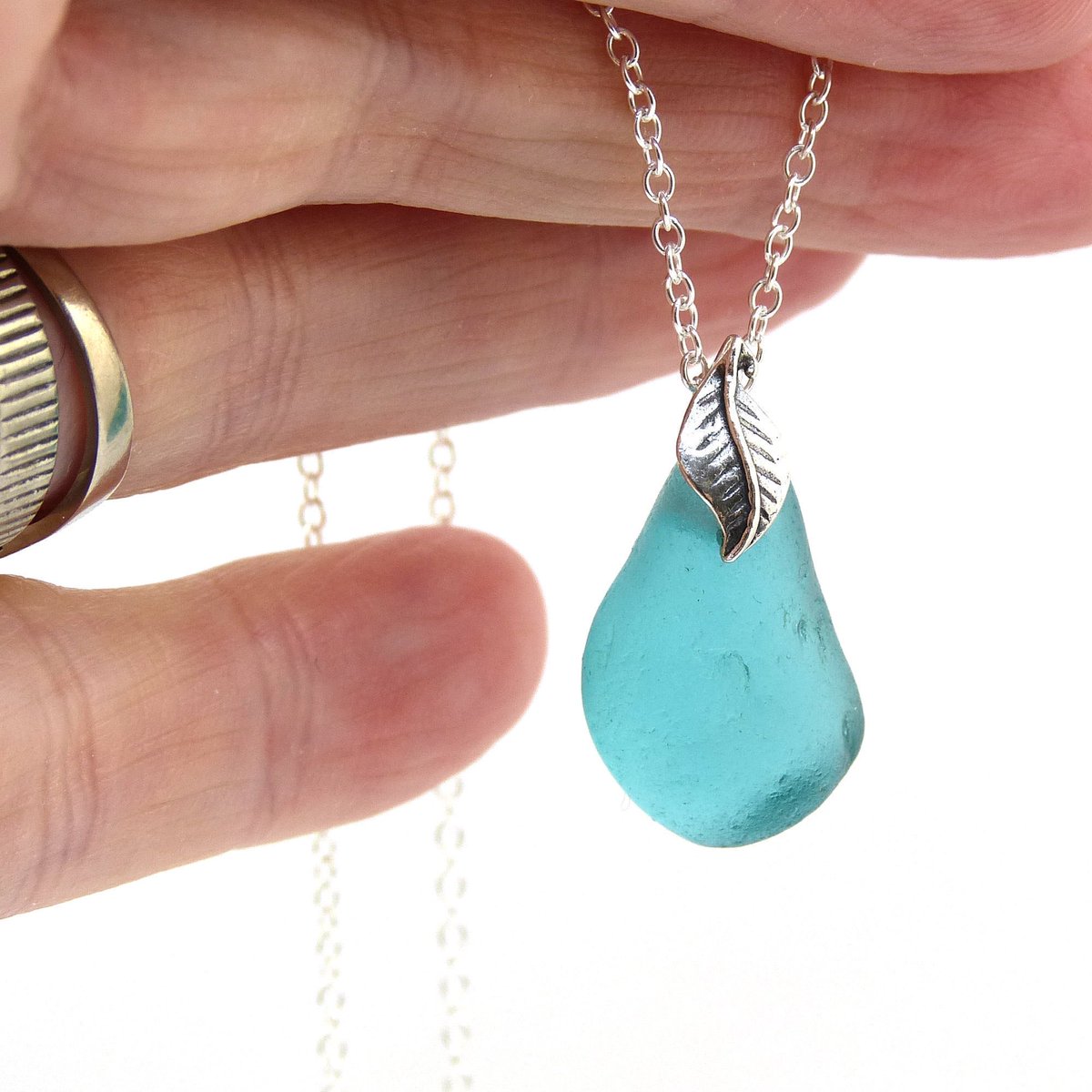 Wanting a unique piece of jewellery? Check out #QueenOf winner <a href="/TheStrandline/">Maureen Gilbertson</a>! :-) #Northumberland #UKGiftHour #UKGiftAM