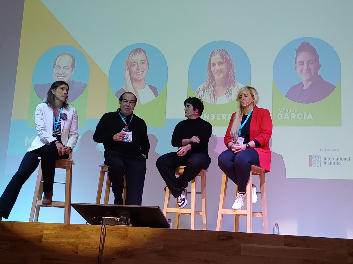 CuadernosP's tweet photo. #VIJornadasEQAP #InspiringDifferences #InnovaciónEducativa #EQAp2025 @trilemaedu @juancarcubeiro @PGR_RUGBY @rosaliarte #MartaMontserrst @Red_EQAp @trilemaedu Comienza la mesa redonda... para hablar de personalización https://t.co/eA2PsPAcDp
