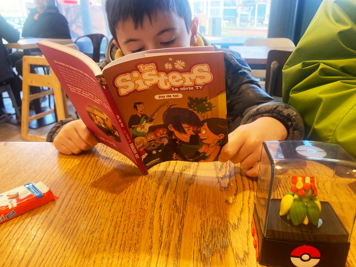 ATerlynck's tweet image. ♀️♂️Spontanément, mon fils de 6 ans choisit un livre des #Sisters et le Pokémon Joliflor pour lui tenir compagnie pendant le voyage...
&quot;Ben, oui... C&apos;est pas que pour les filles !&quot;
#Gender