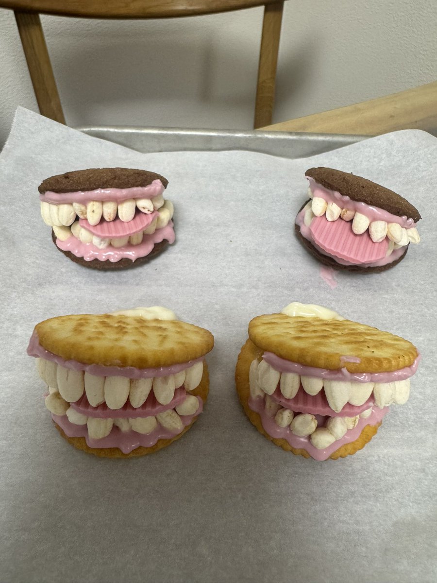toshi_kouhou's tweet photo. 作ってみましたが
簡単に真似はできなかった
またチャレンジします！
#スイーツ作り　#チョコ　#クッキー　#歯科　#歯科界隈　#ヨシダ　#ヨシケーくん　#ドラキュラの歯 https://t.co/QKPrRzmJ0q