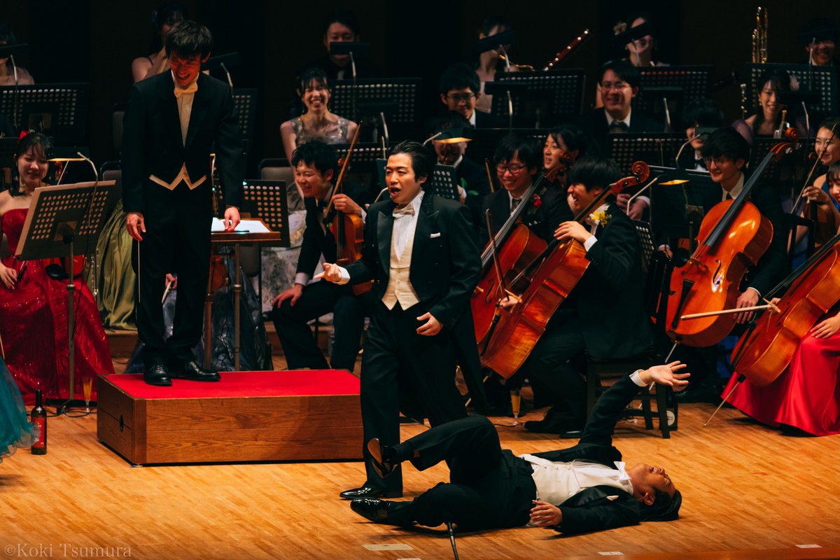 【写真で振り返る📸推し場面】

＼オーケストラも物語の世界の人々／

ファルケ博士の企みの協力者であったオーケストラは、2幕から夜会服に着替えて登場！🎩👗
舞踏会の参加者となり、「こうもりの復讐劇」をキャストと一緒に演じました🤭

#トラオムこうもり