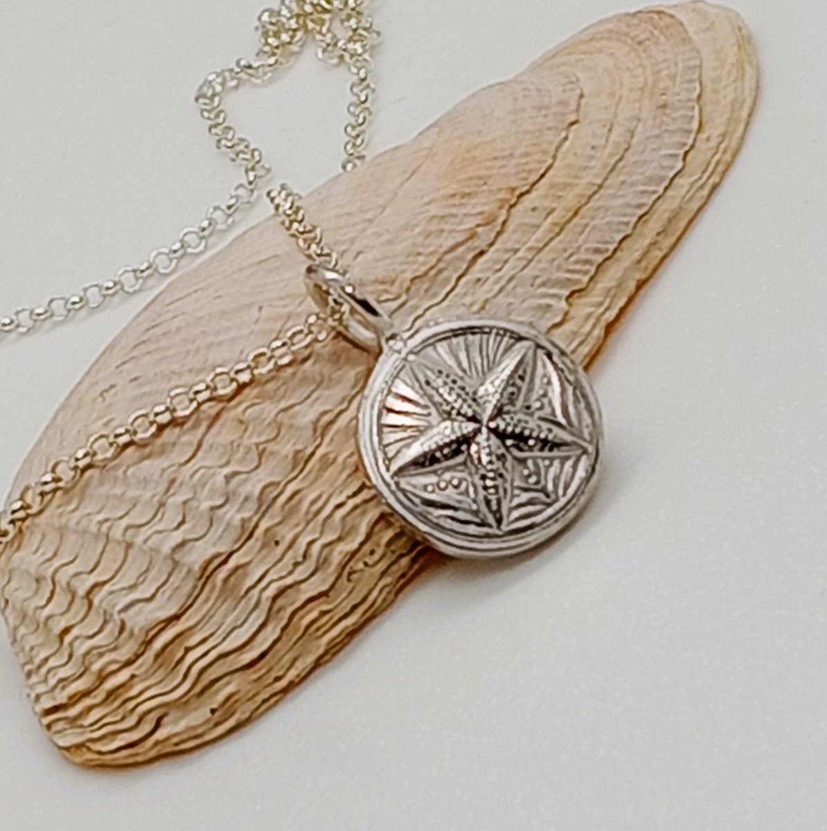 Who likes starfishes :-) solid sterling silver starfish charm pendant, perfect gift for ocean sea creature lover, now available
jacquelineojewellery.sumupstore.com/product/starfi…
#starfish #pendant #sterlingsilverjewelry