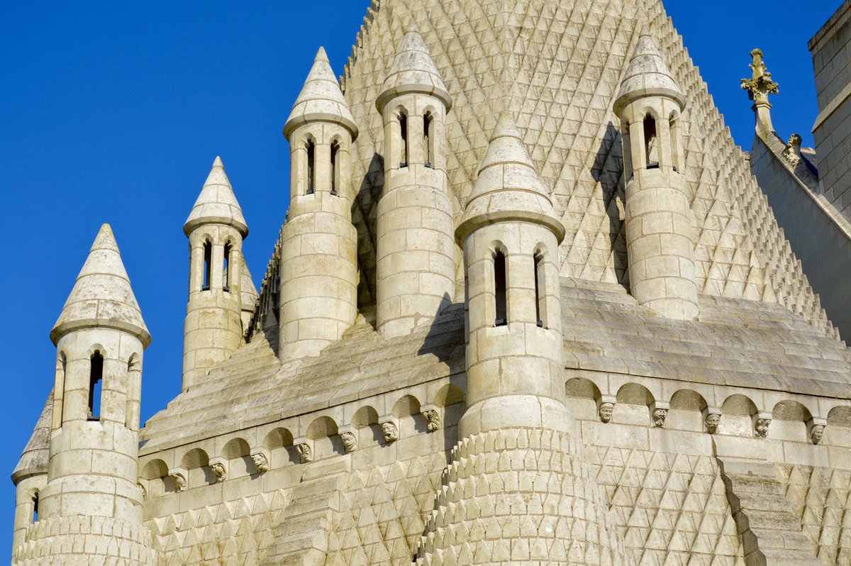 Sous le soleil et le calme de l’abbaye royale de #Fontevraud.