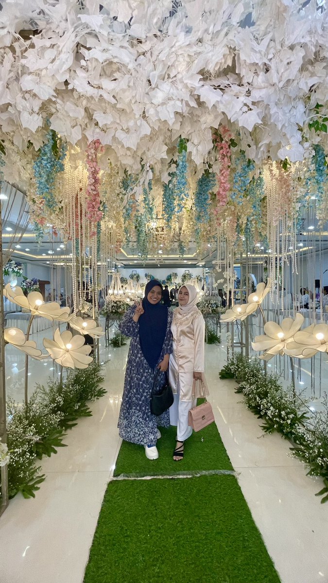 nomuyepu's tweet photo. Poto bedua doang karna kita doang yg ga bawa partner kondangan hiks https://t.co/pl2rRaTLgl
