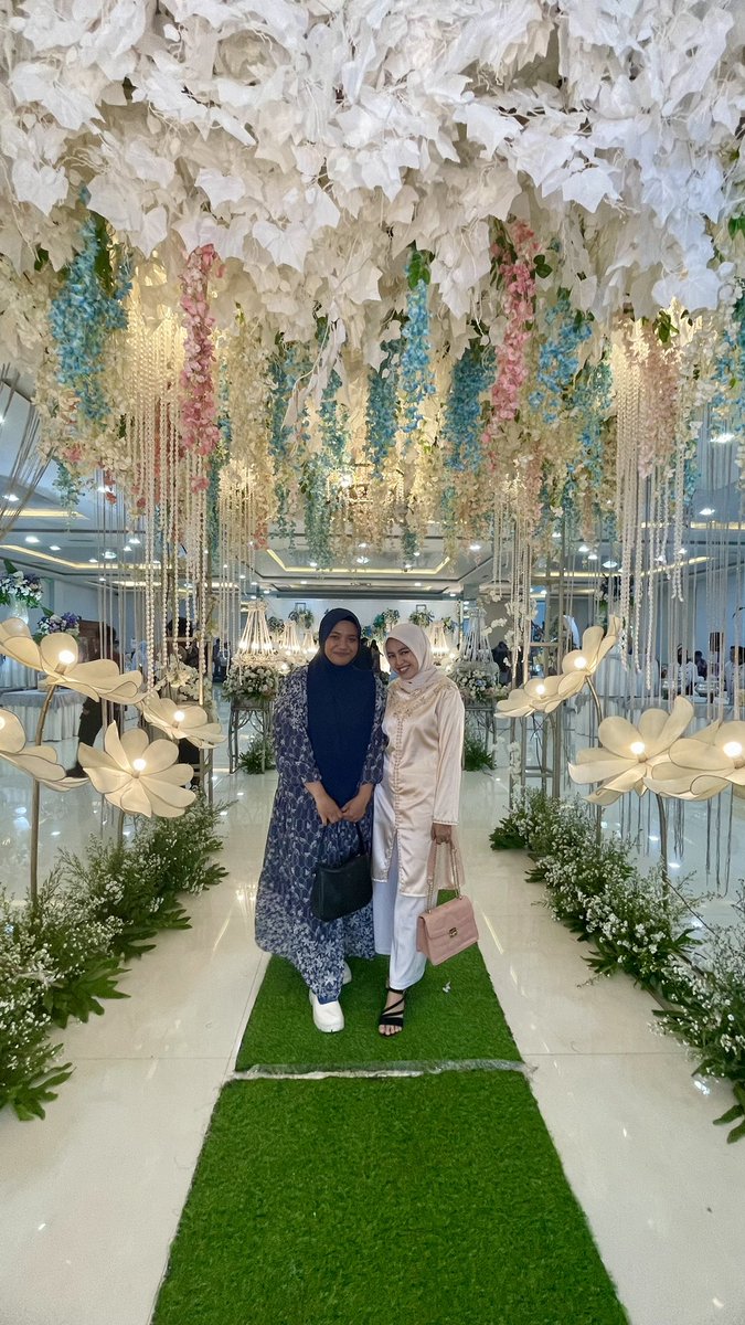 nomuyepu's tweet photo. Poto bedua doang karna kita doang yg ga bawa partner kondangan hiks https://t.co/pl2rRaTLgl