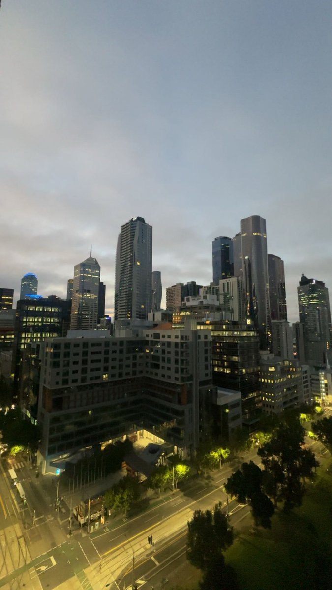 بسم الله توكلت على الله أبدأ فصلًا جديدًا في مسيرتي الأكاديمية، 

بفضل الله ثم بدعم وطني، أبدأ رحلتي في دراسة الماجستير في الإدارة الهندسية بجامعة ملبورن في استراليا 🇦🇺، أحمل على عاتقي مسؤولية تمثيل ديني ووطني بأفضل صورة.

@UniMelb <a href="/SA_Scholarships/">برنامج خادم الحرمين الشريفين للابتعاث</a> <a href="/SACM_AU/">الملحقية الثقافية السعودية في أستراليا</a>