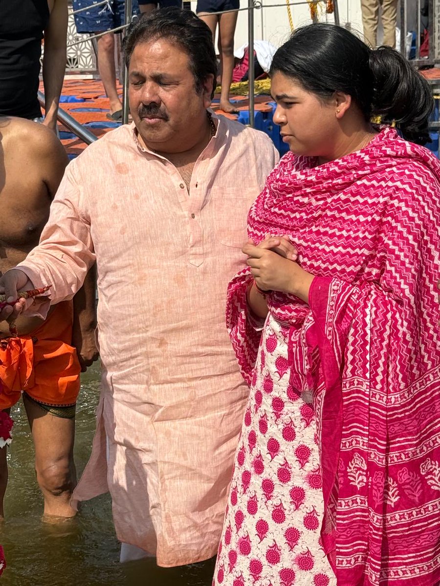 ShuklaRajiv's tweet image. प्रयागराज महाकुंभ में दिव्य स्नान और पूजन । पुत्री वान्या के साथ ।#महाकुंभ  ⁦@INCIndia⁩