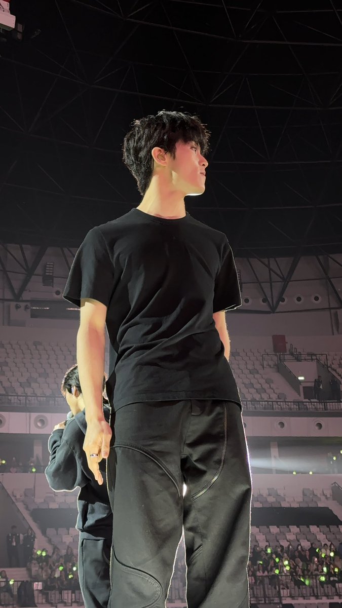 nct_menfess's tweet image. GONG BANGET MARK KAOSAN ITEM NCT! 😭😭😭😭