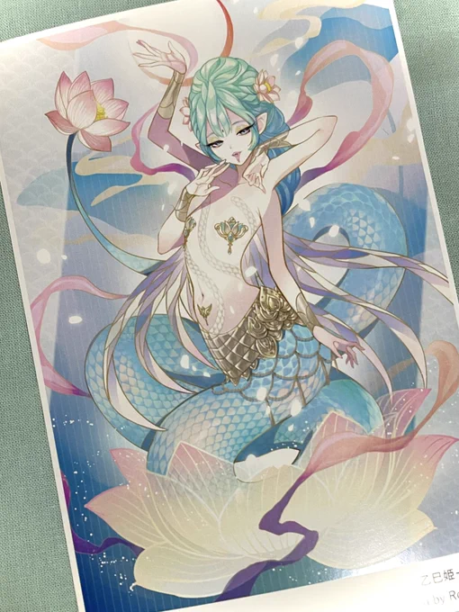 【作品紹介①】ポストカード「乙巳姫ー蛇華舞」今年の干支・乙巳をイメージして、半人半蛇のキャラクターを描きました。「乙(きのと)」には草花の意味があり柔らかさやしなやかさがテーマです。今年の年賀絵として制作したもので、今回のイベントでお披露目となります。#コミティア151 
