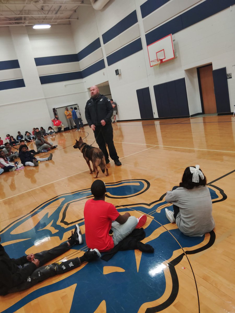 LaProfeMoni's tweet photo. We thank our School Resource Officers for visiting @JaneWessendorff on #Innovativeday and discussing school safety topics. They loved meeting Jumbo too. @LamarCISD @lcisdpd https://t.co/wDayL5o5LW