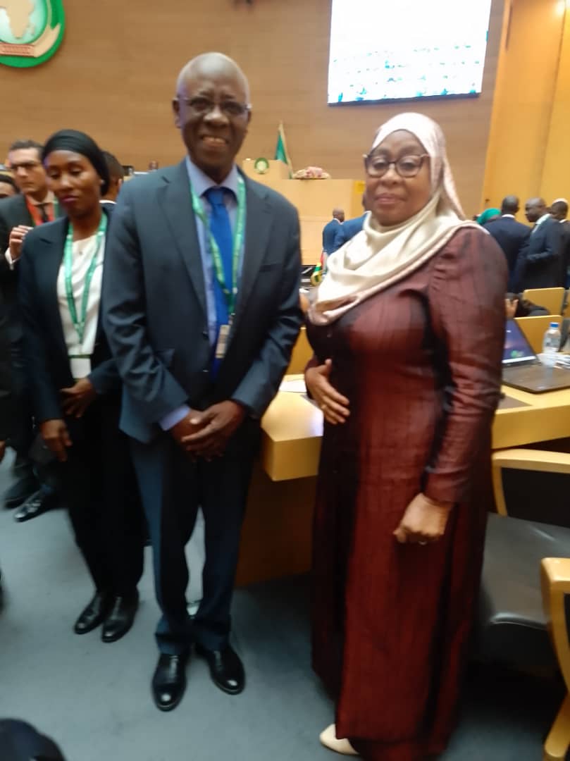 MeylinSACuba's tweet photo. En #Africa siempre nos reencontramos con los hermanos. Con Presidenta Samia Suluhu de #Tanzania y Canciller de #Burundi  y otros colegas, durante ceremonia #UASummit https://t.co/KGK27j5rr1
