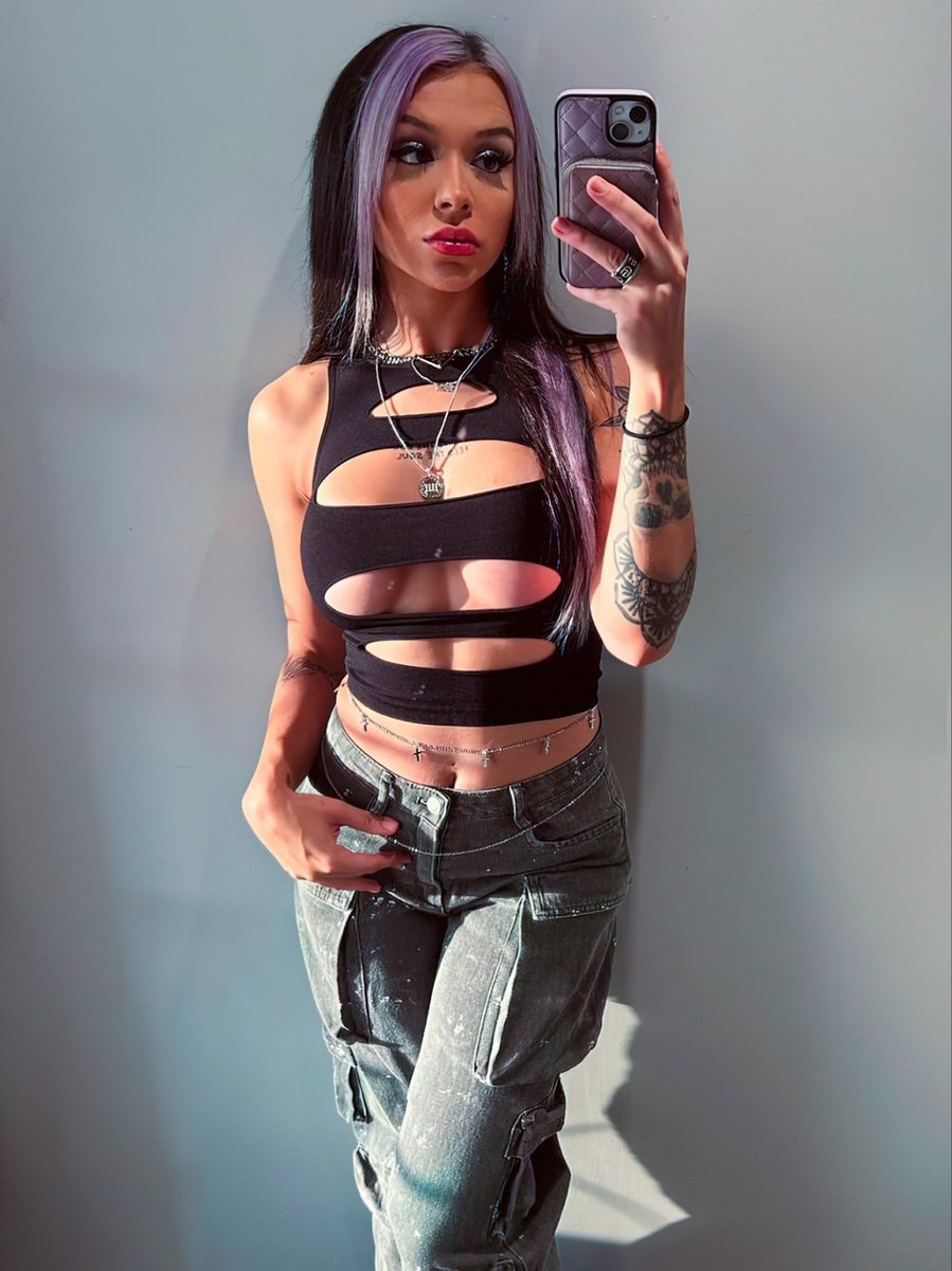 OH MY GOD, I CAN'T BELIEVE HOW BEAUTIFUL SHE IS! 

LOOK AT HER!