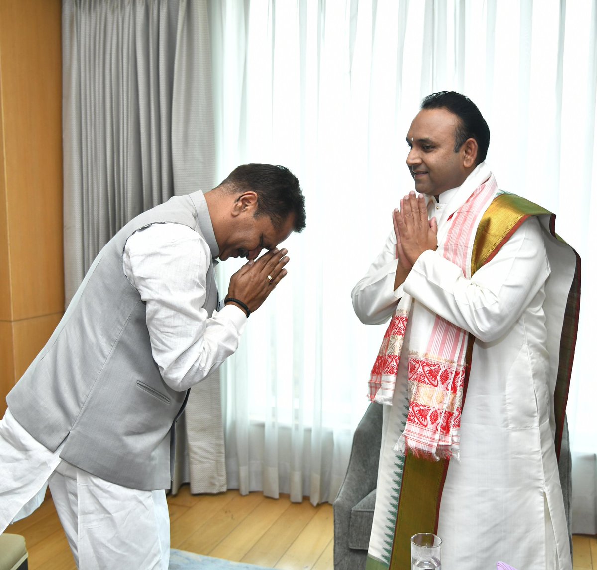 TheAshokSinghal's tweet image. Blessed to meet revered Sadguru Shri Madhusudan Sai, Chief Patron of the @SaiSanjeevani (Sri Sathya Sai Health &amp;amp; Education Trust) and extended an invitation to #AdvantageAssam2 on the occasion. 

We look forward to a significant investment from Sri Sathya Sai Sanjeevani Hospitals…