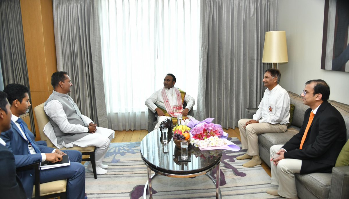 TheAshokSinghal's tweet image. Blessed to meet revered Sadguru Shri Madhusudan Sai, Chief Patron of the @SaiSanjeevani (Sri Sathya Sai Health &amp;amp; Education Trust) and extended an invitation to #AdvantageAssam2 on the occasion. 

We look forward to a significant investment from Sri Sathya Sai Sanjeevani Hospitals…