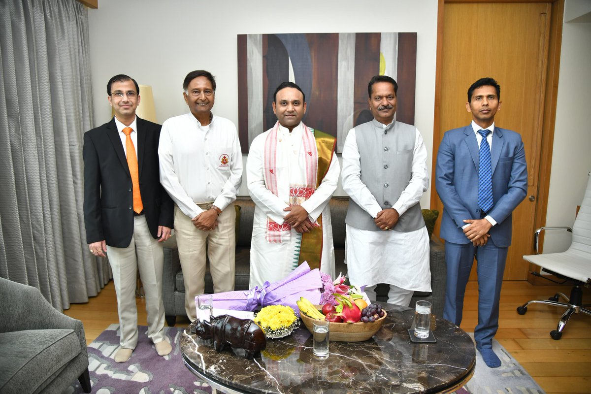 TheAshokSinghal's tweet image. Blessed to meet revered Sadguru Shri Madhusudan Sai, Chief Patron of the @SaiSanjeevani (Sri Sathya Sai Health &amp;amp; Education Trust) and extended an invitation to #AdvantageAssam2 on the occasion. 

We look forward to a significant investment from Sri Sathya Sai Sanjeevani Hospitals…