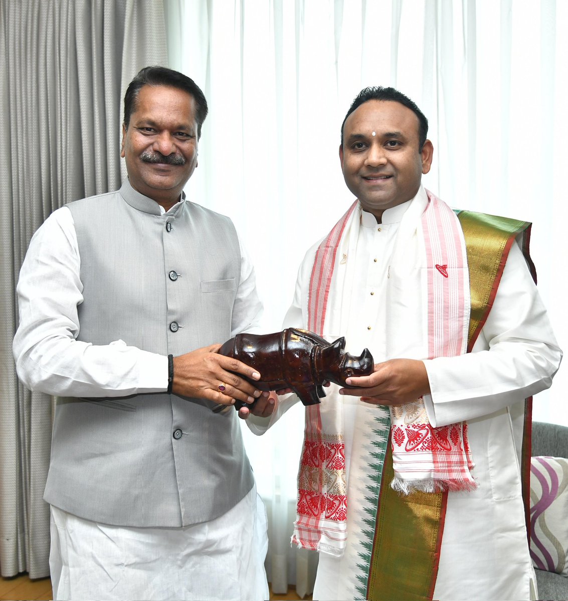 TheAshokSinghal's tweet image. Blessed to meet revered Sadguru Shri Madhusudan Sai, Chief Patron of the @SaiSanjeevani (Sri Sathya Sai Health &amp;amp; Education Trust) and extended an invitation to #AdvantageAssam2 on the occasion. 

We look forward to a significant investment from Sri Sathya Sai Sanjeevani Hospitals…