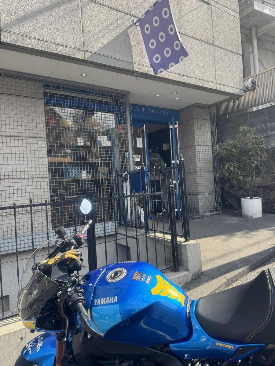 yama_zaki_pan's tweet photo. 今日はアポロ児の方とbluffbakeryに行って、みなとみらいでパンケーキ食べようと思ったら貸切で近くでラーメン食べて、トライアンフ港北に行って、XSRをリコール対応で入院させて来ました♪︎
今日一日頑張ったので、鶏肉が安く買えました♪︎
#apollogic
#アポロCh
#XSR900
#bluffbakery https://t.co/MeaMXQnpeY