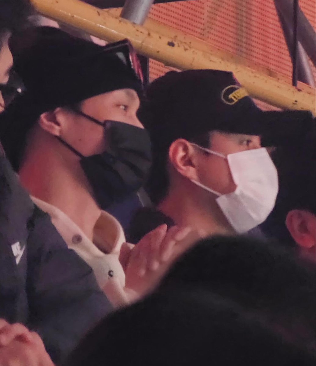 sulaylooks's tweet photo. OMG YIXING AND SEHUN TOGETHER AT CHANYEOL’S CONCERT 😭😭😭 https://t.co/JUctvnZnwT