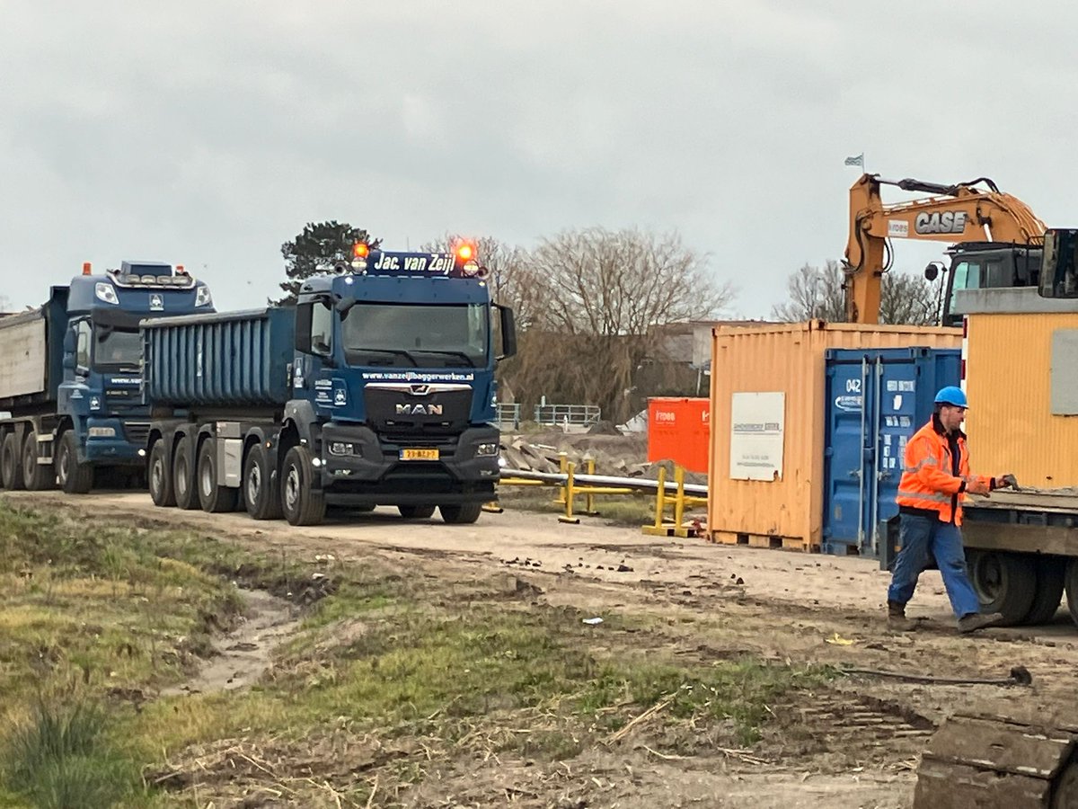 Het werk bij de sloot naast de verzakte dijk ter hoogte van de Maesemundeweg in ’s-Gravenzande verloopt voorspoedig. Op 15 feb wordt extra materieel ingezet: de sloot is einde dag al opgevuld met zand. Delfland blijft de situatie monitoren. Meer via tinyurl.com/bdcujbmv