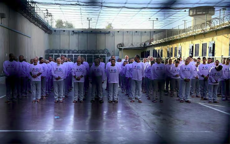 L'humiliation
Avant leur libération, les prisonniers palestiniens n'ont pas droit à leur vêtements. Ils sont forcés de vêtir des sweat avec l'étoile de David, le symbole de l’administration pénitentiaire israélienne et l'inscription "Nous n'oublions pas et nous ne pardonnons pas"