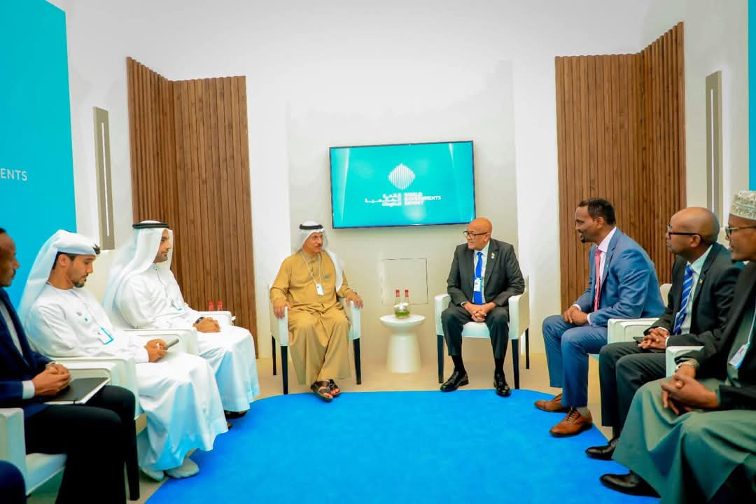 Madaxweyne Cirro, ayaa kulan la qaatay Madaxa Rugta Ganacsiga ee Dubai, 𝐒𝐮𝐥𝐭𝐚𝐧 𝐀𝐥 𝐌𝐚𝐧𝐬𝐨𝐨𝐫𝐢  isla markaana ka tirsan Guddiga Maamulka Bangiga Ganacsiga ee Dubai.